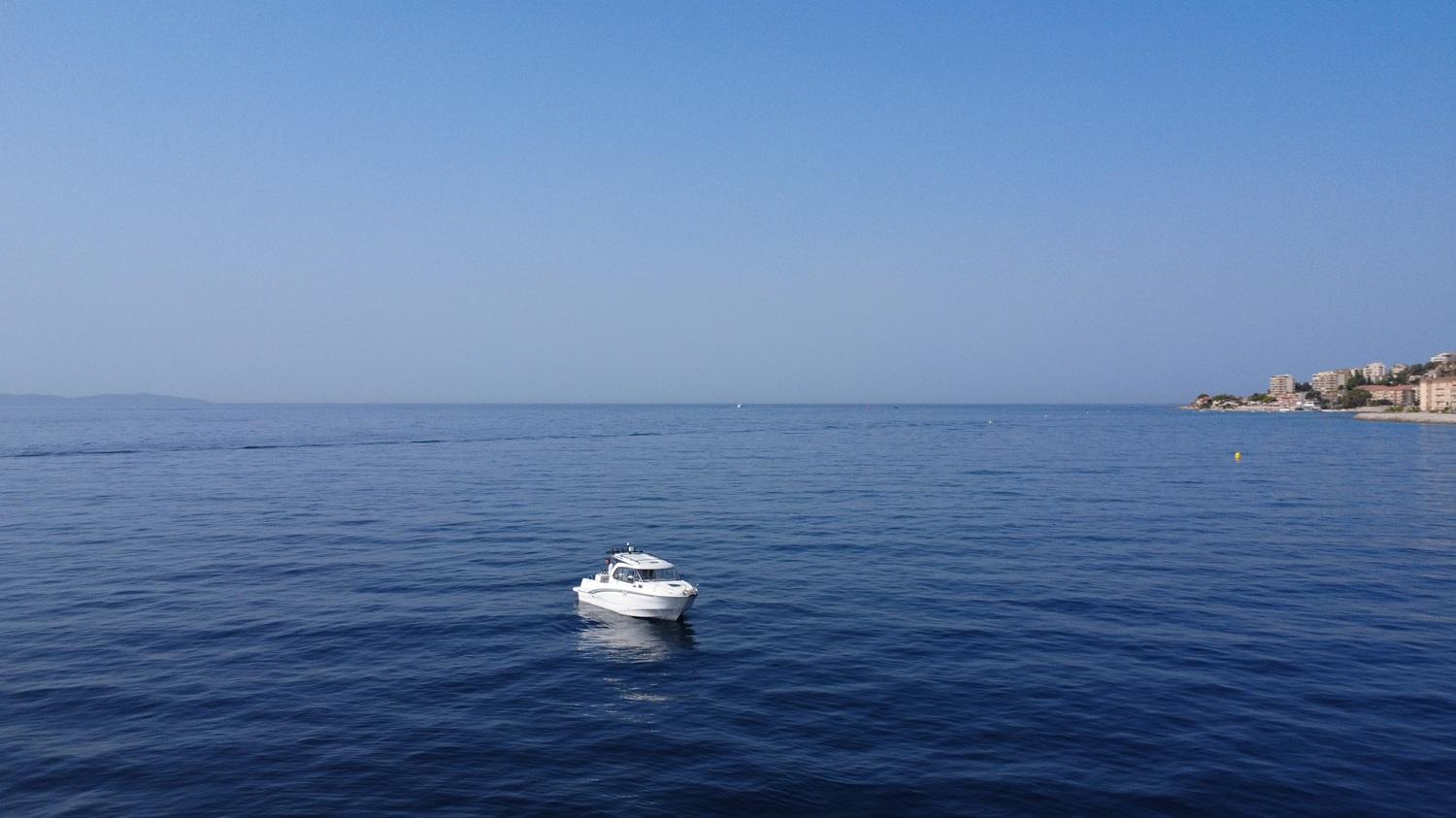 beneteau Antares 8 fishing