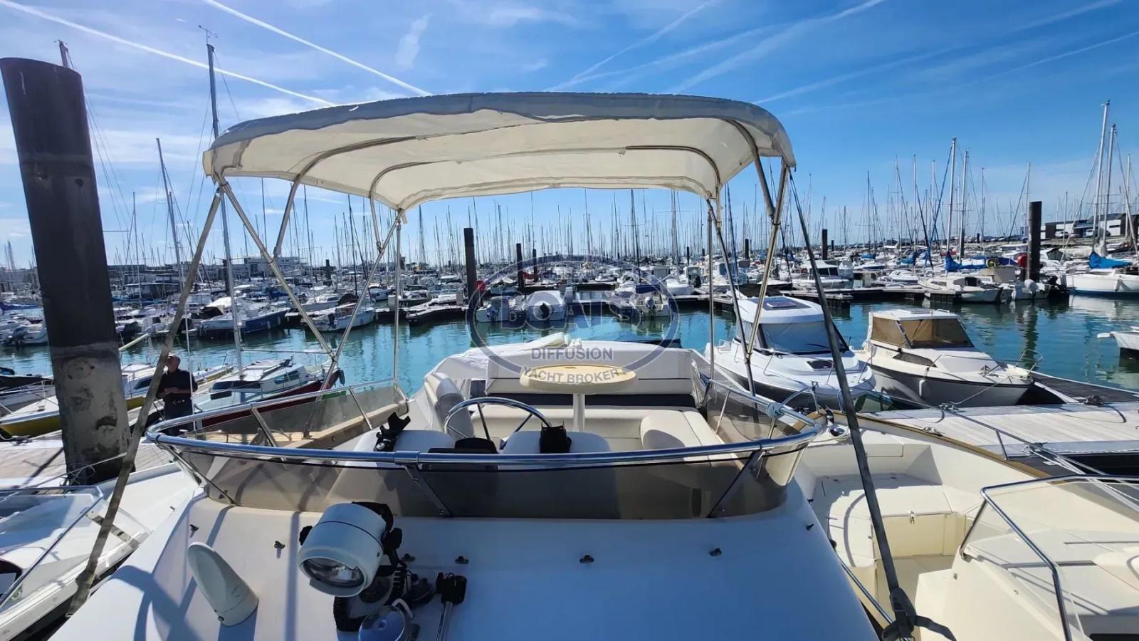 Carver 26 command bridge