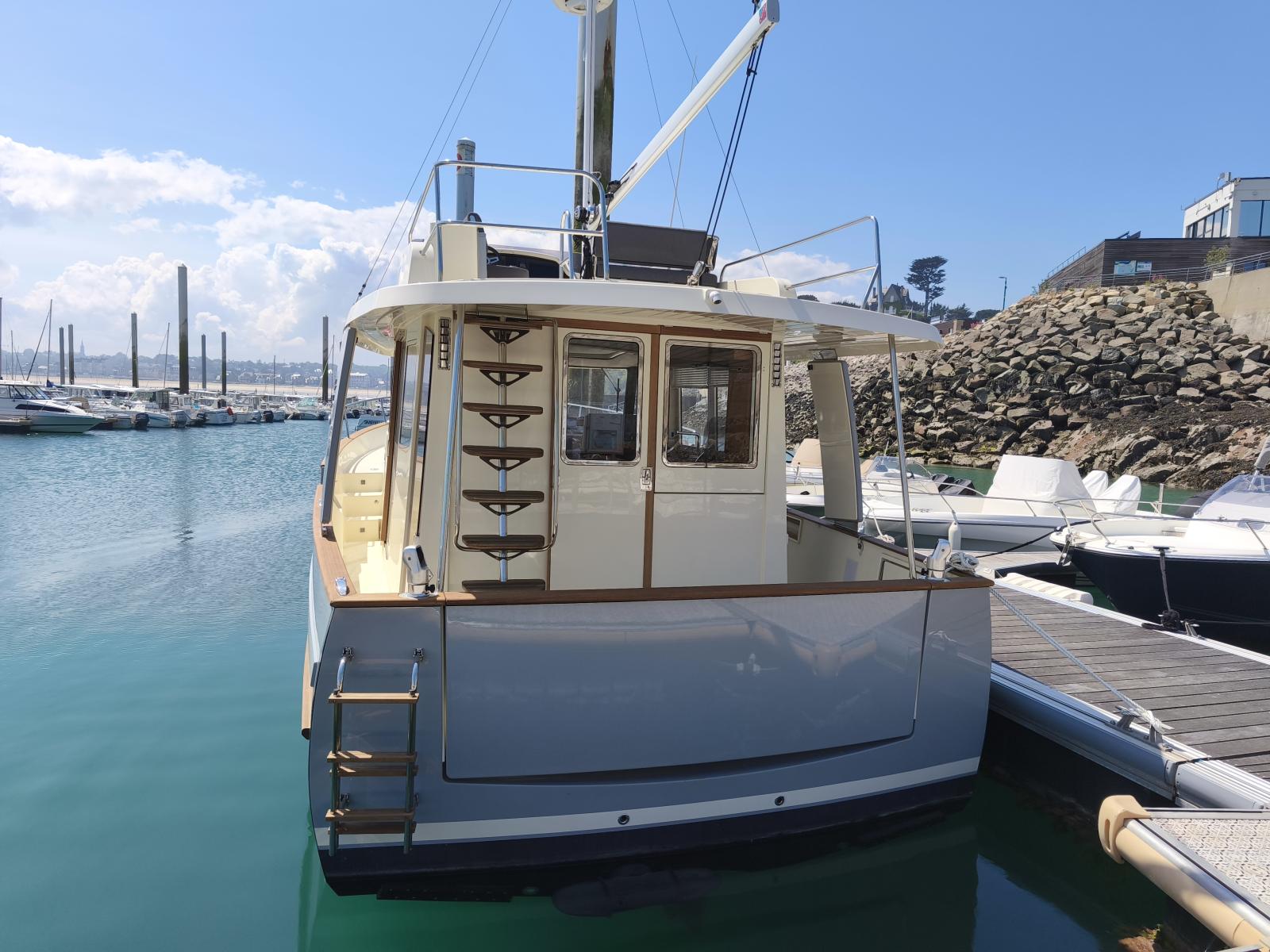 rhea marine Trawler 34 fly