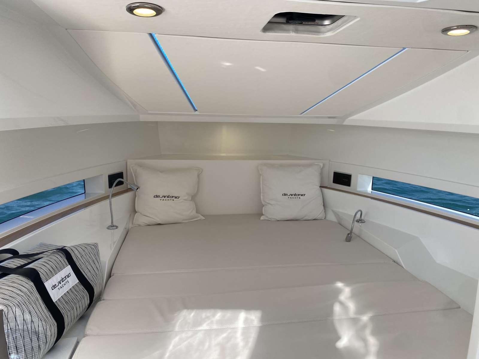 de antonio yachts D32