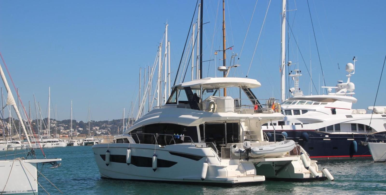 aquila 54 yacht