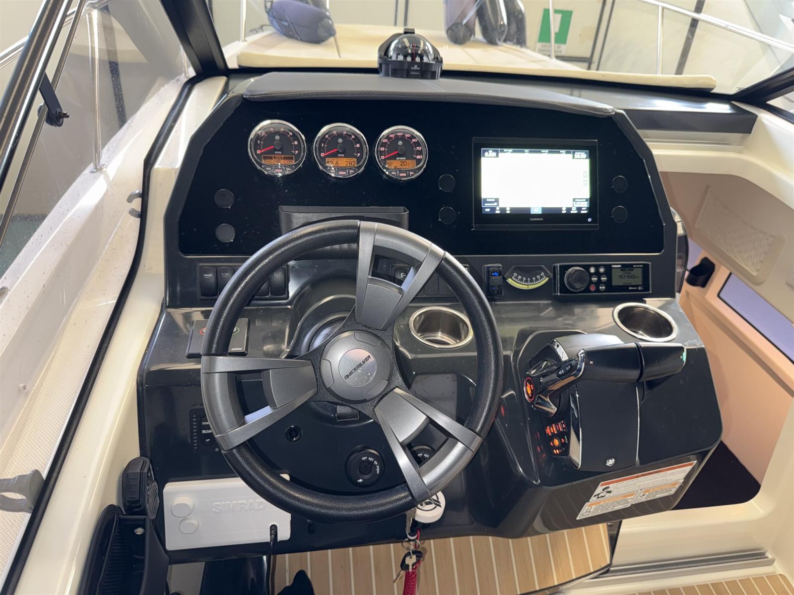 quicksilver Activ 875 sundeck