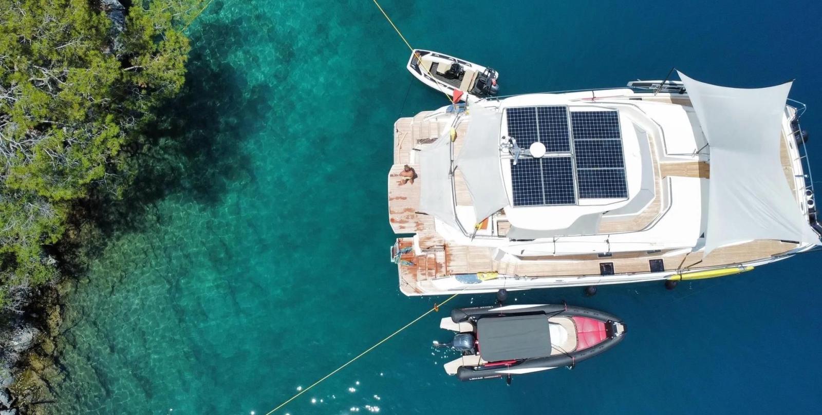aquila 54 yacht
