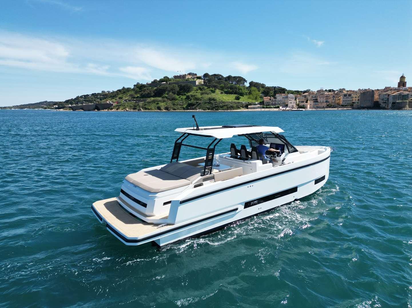de antonio yachts D36 hard top
