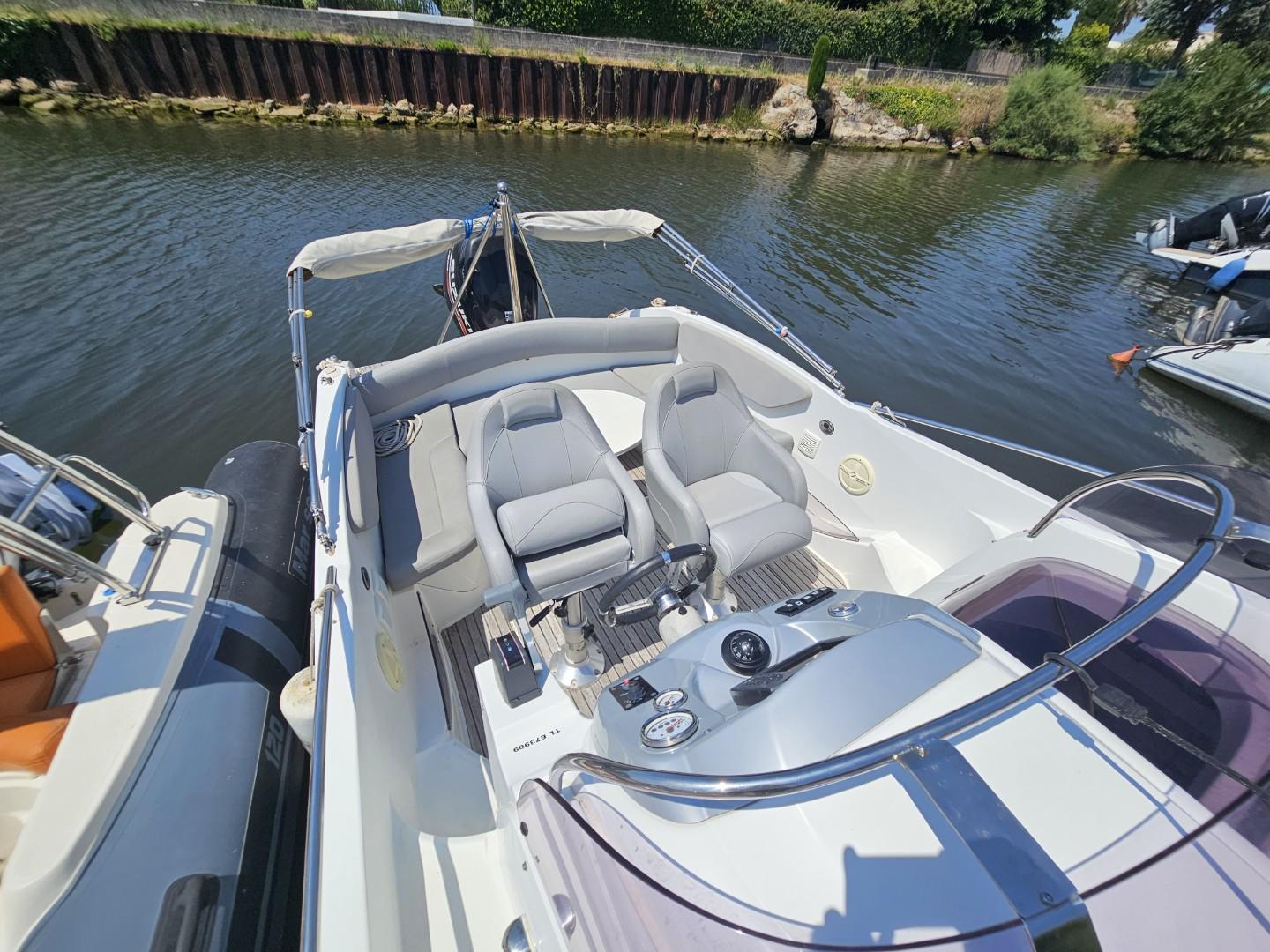 beneteau Flyer 750 sun deck