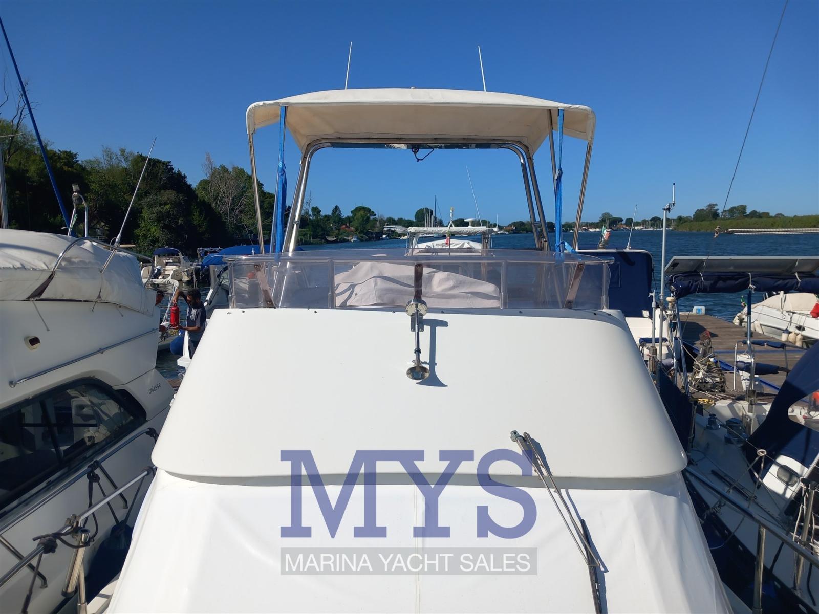 cayman yachts 30 fly