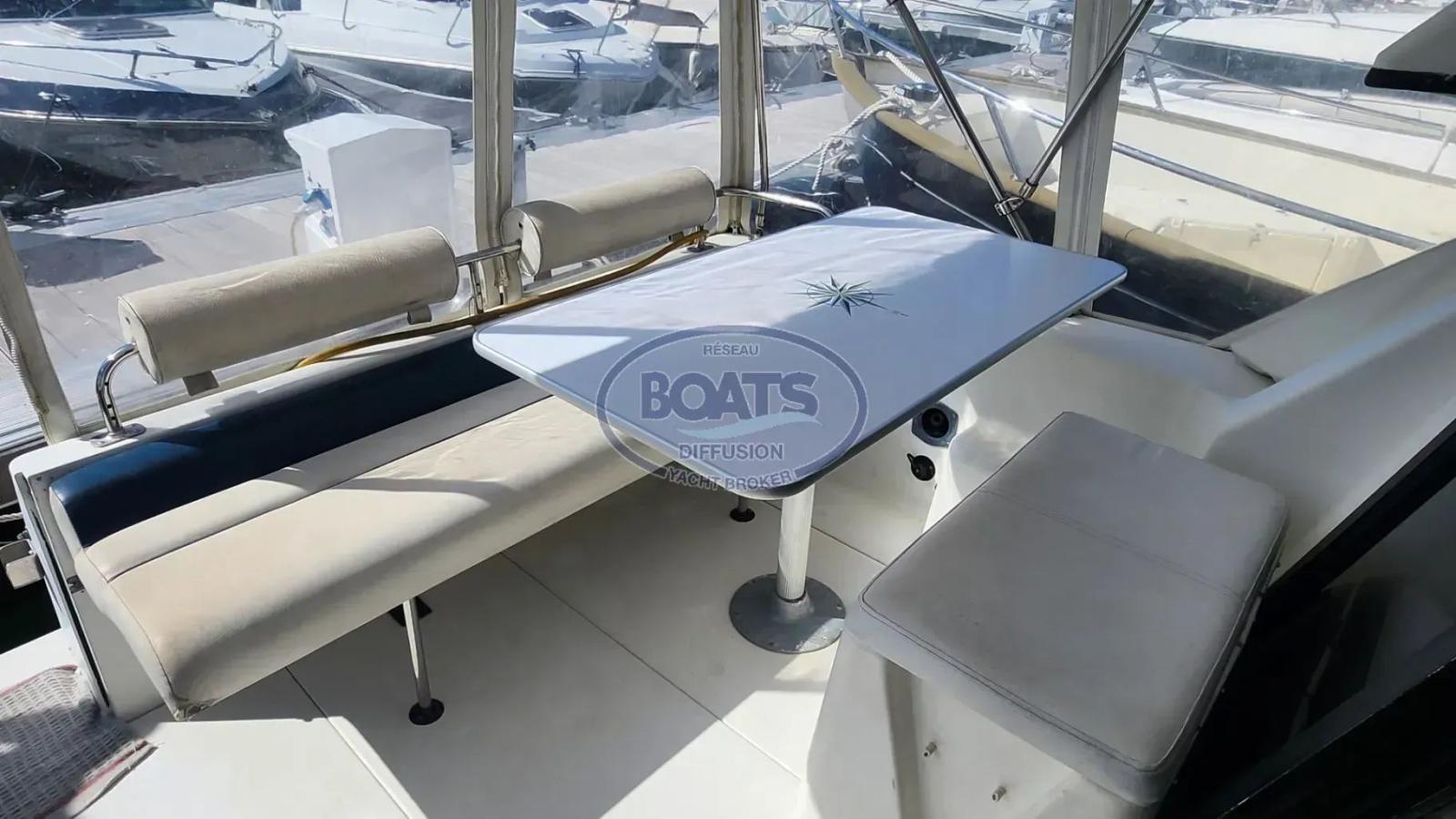 Carver 26 command bridge