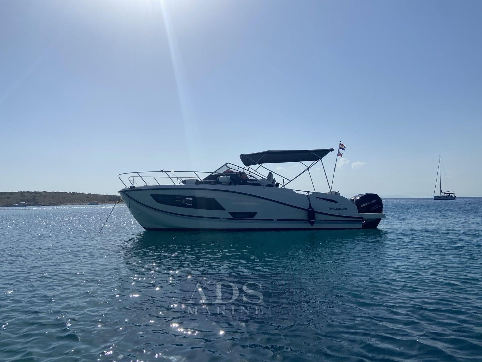 quicksilver Activ 875 sundeck