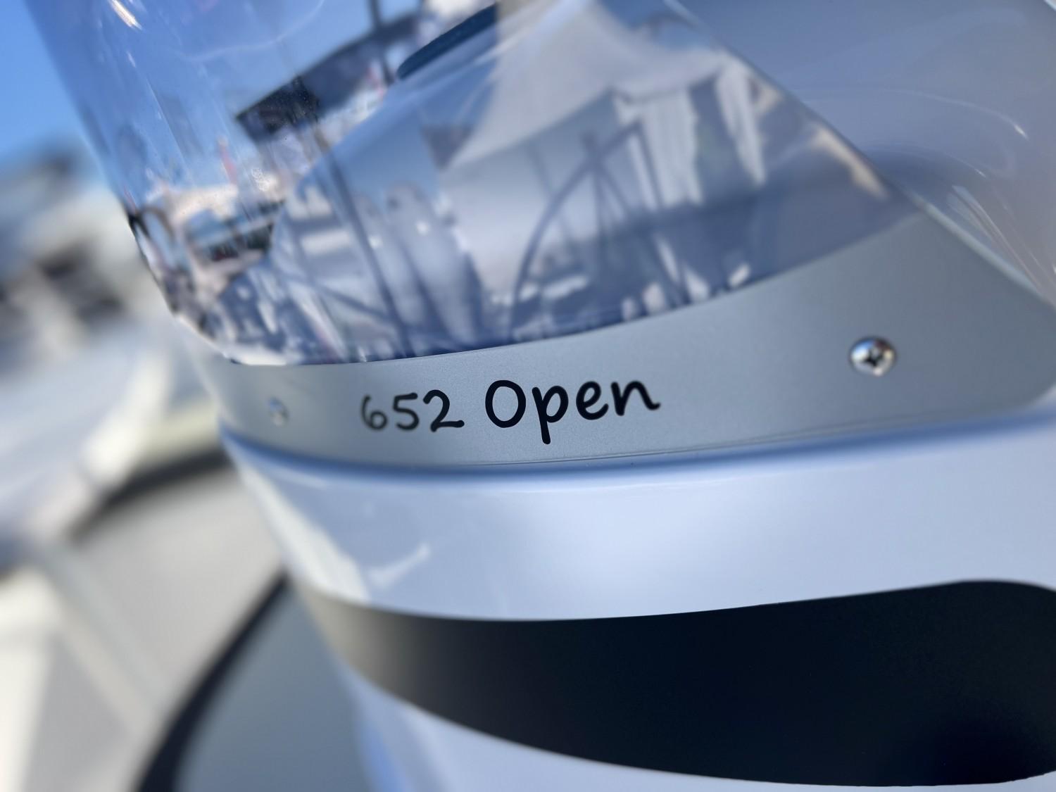 b2 marine Cap ferret 652 open