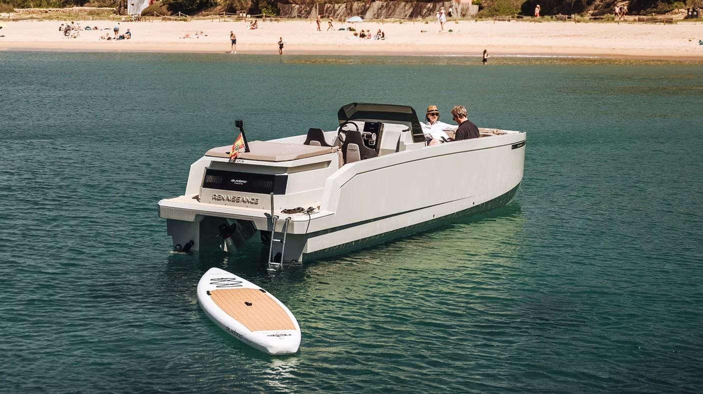 de antonio yachts E23