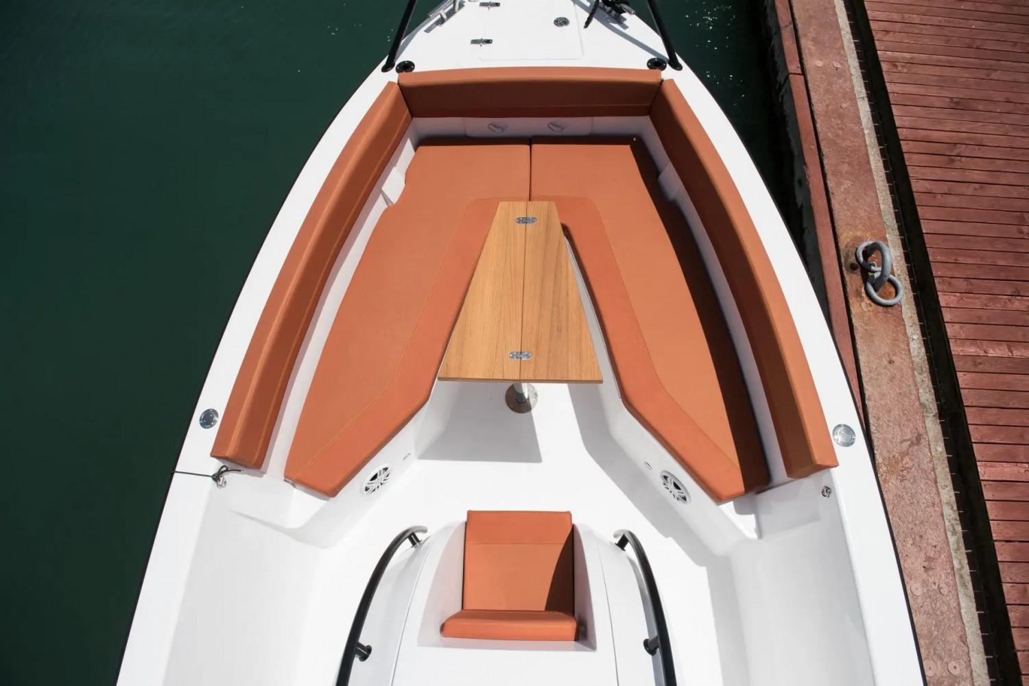 dromeas yachts D28 center console