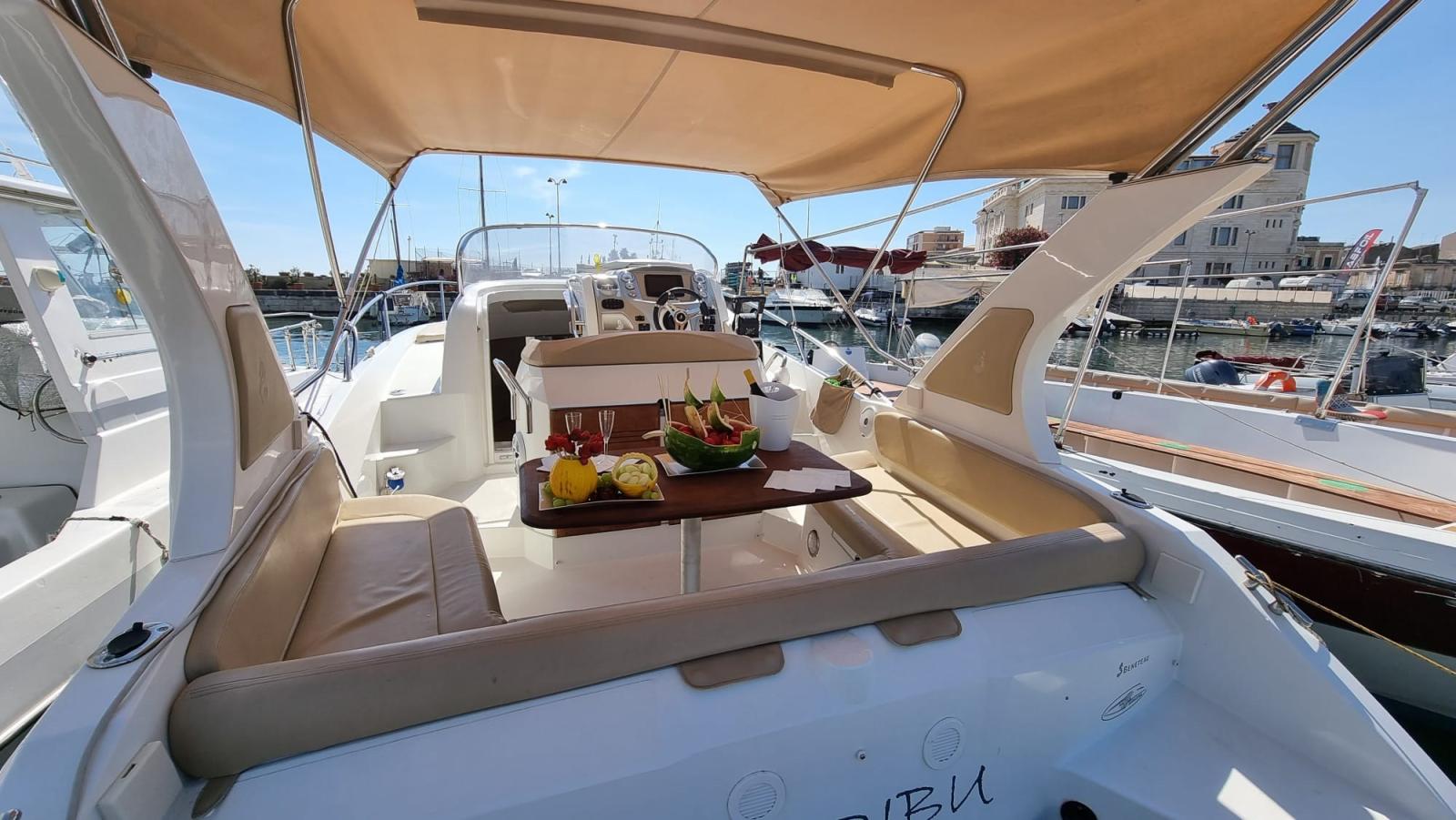 beneteau Flyer 850 sun deck