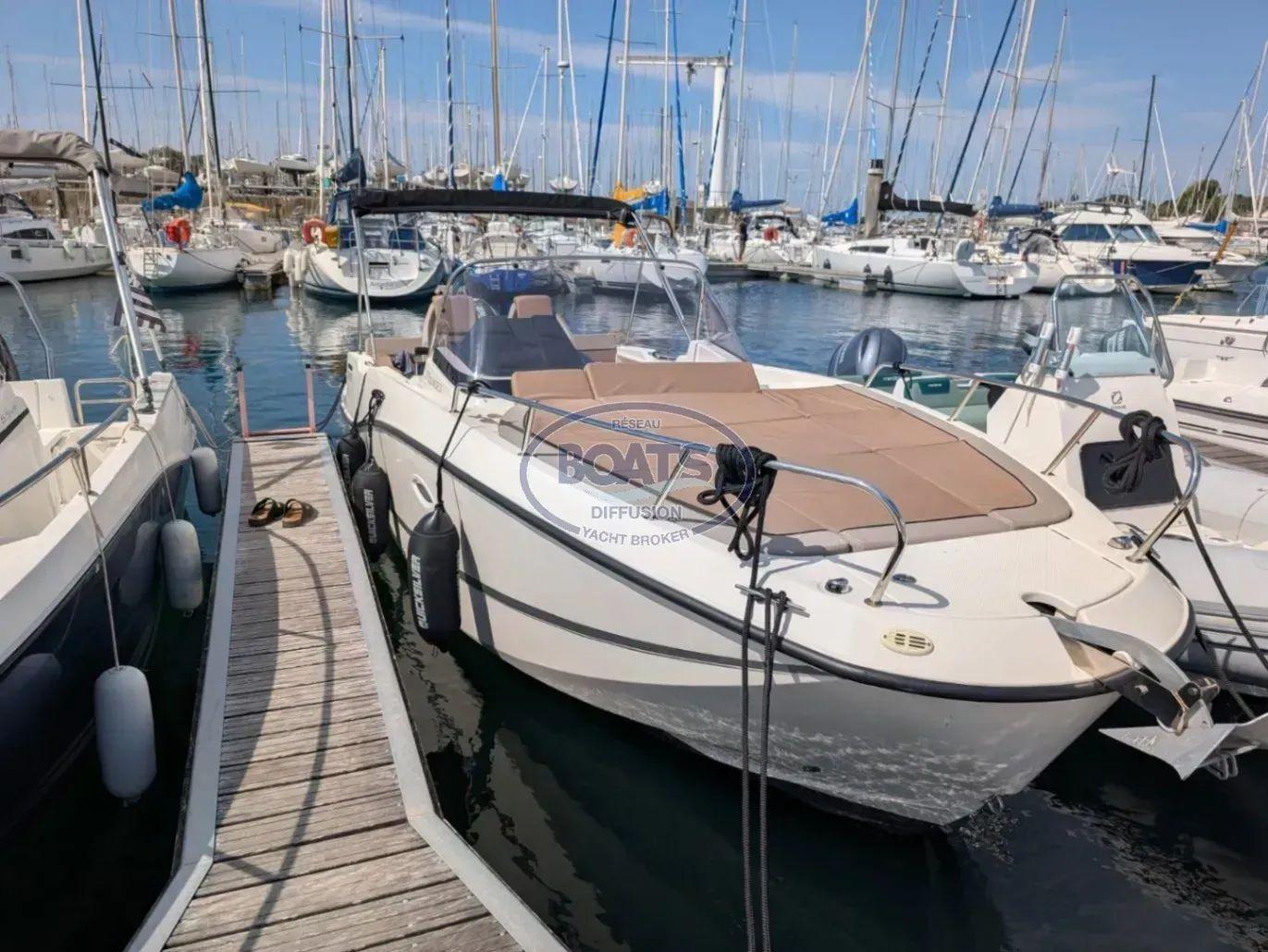 quicksilver Activ 755 sun deck