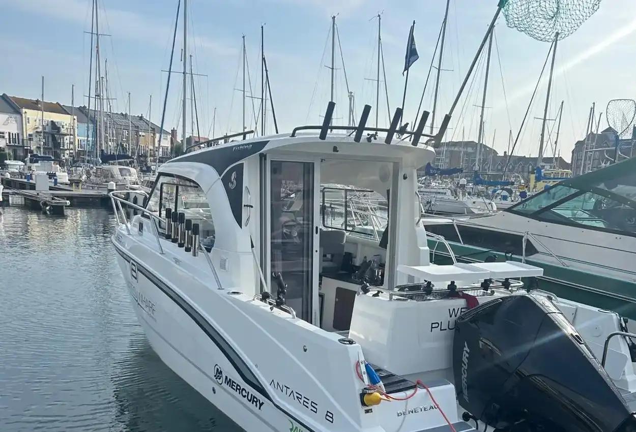 beneteau Antares 8 fishing