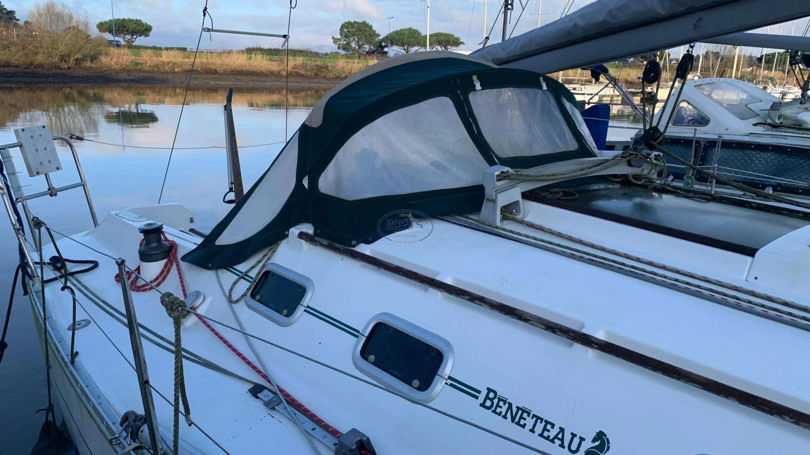 beneteau Oceanis 300