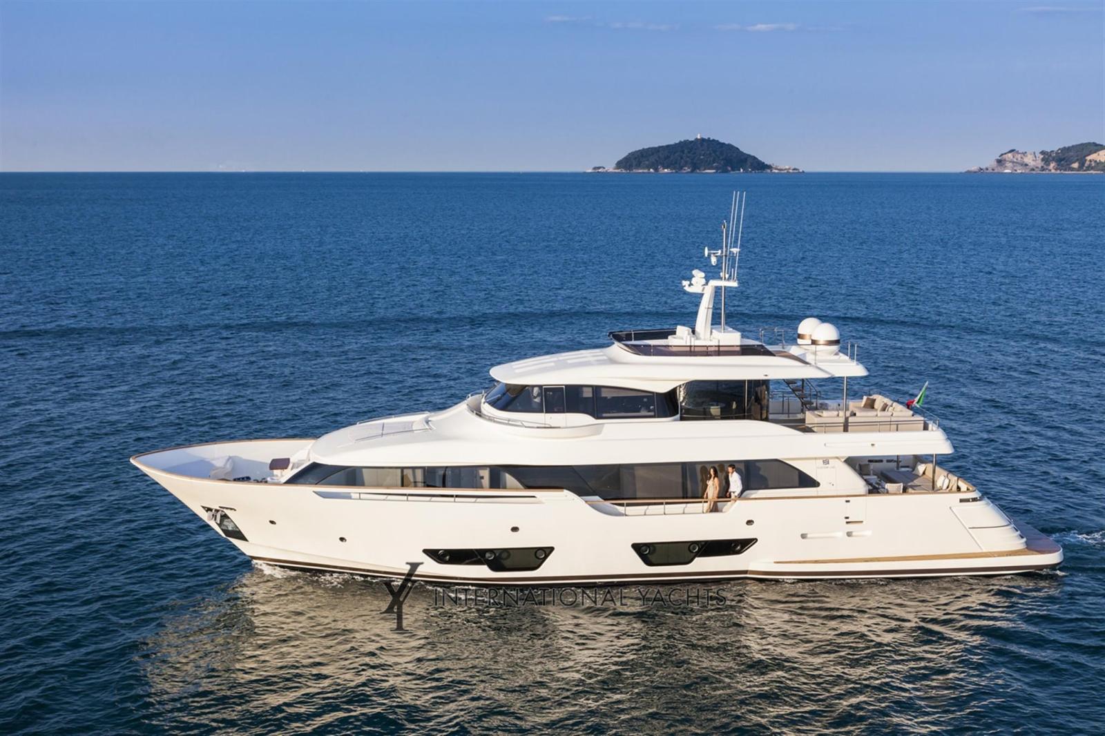 custom line Navetta 28