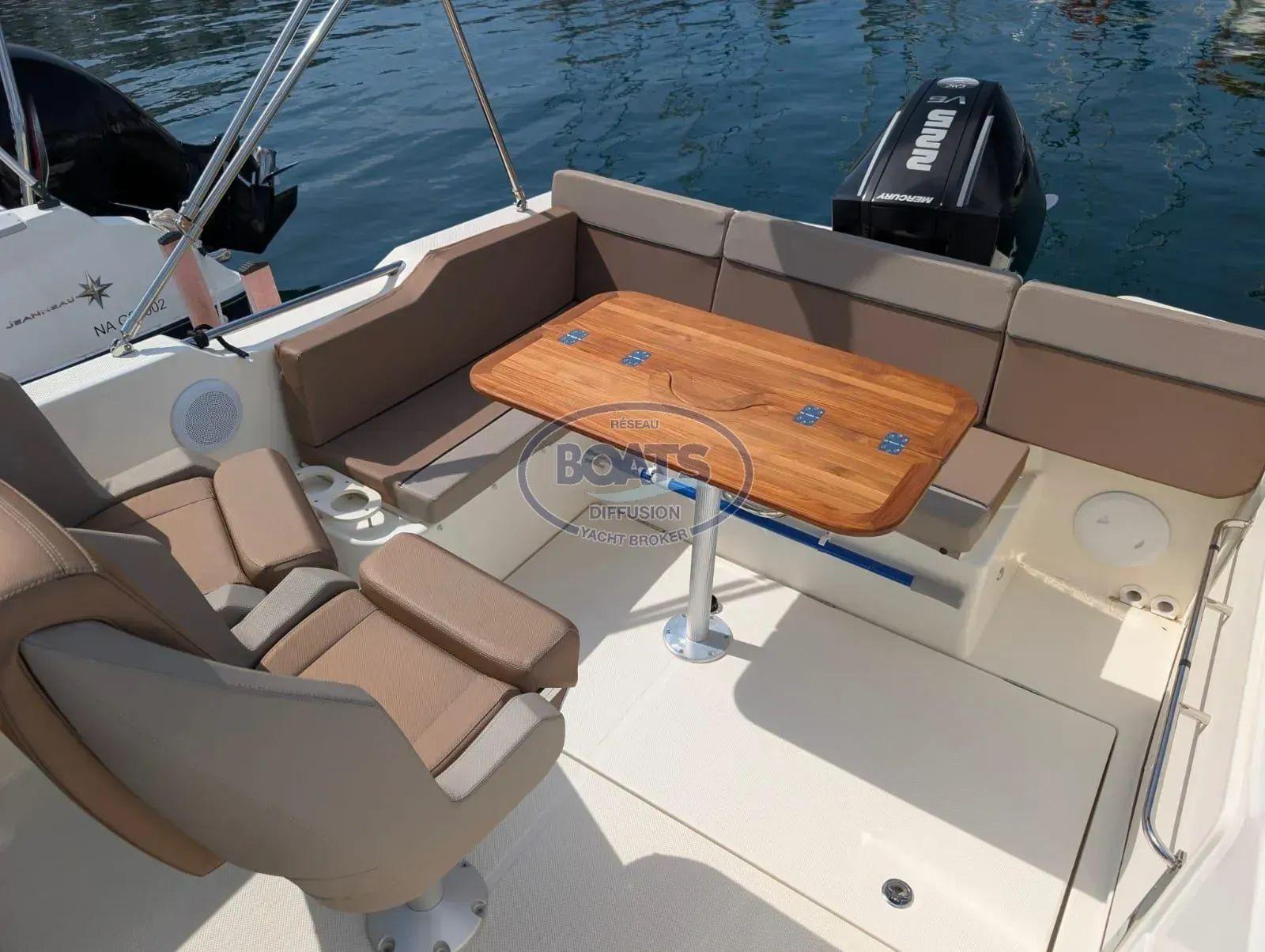 quicksilver Activ 755 sun deck