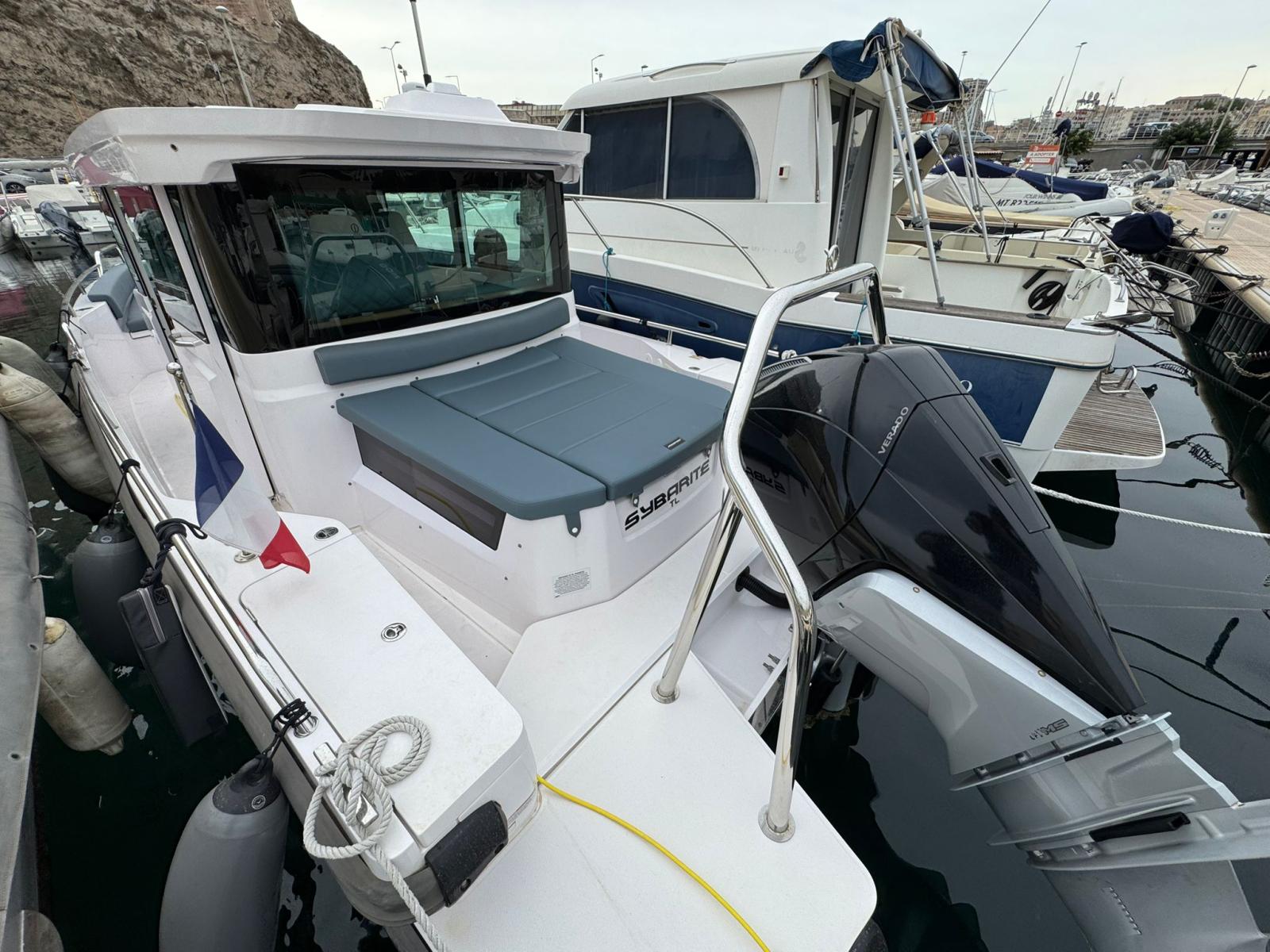 axopar 28 cabin