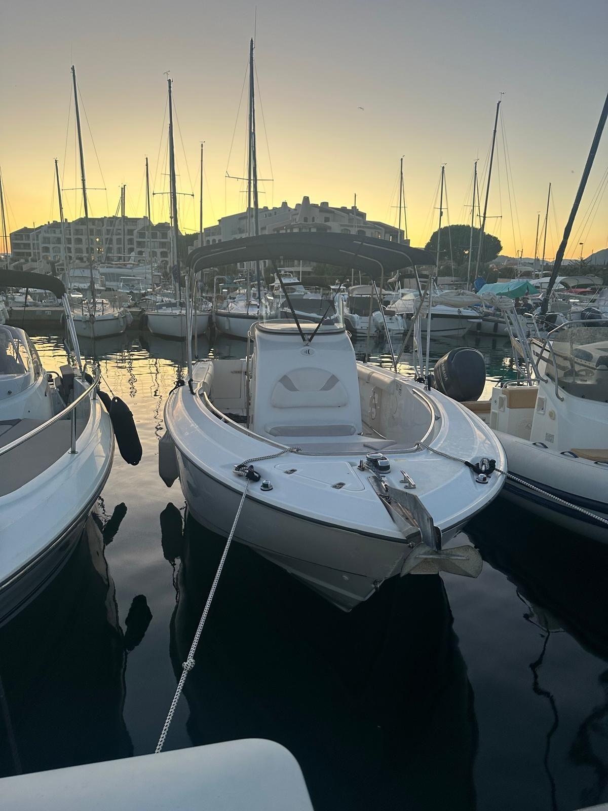 boston whaler 240 outrage