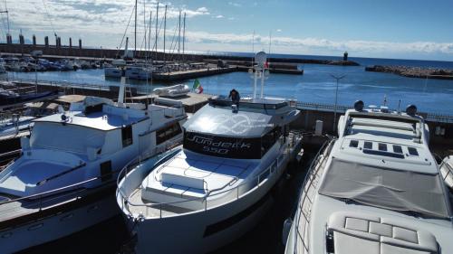 Sundeck yachts 550