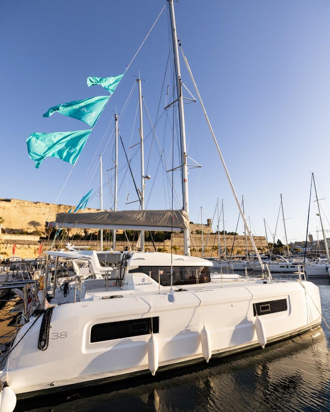 lagoon 38