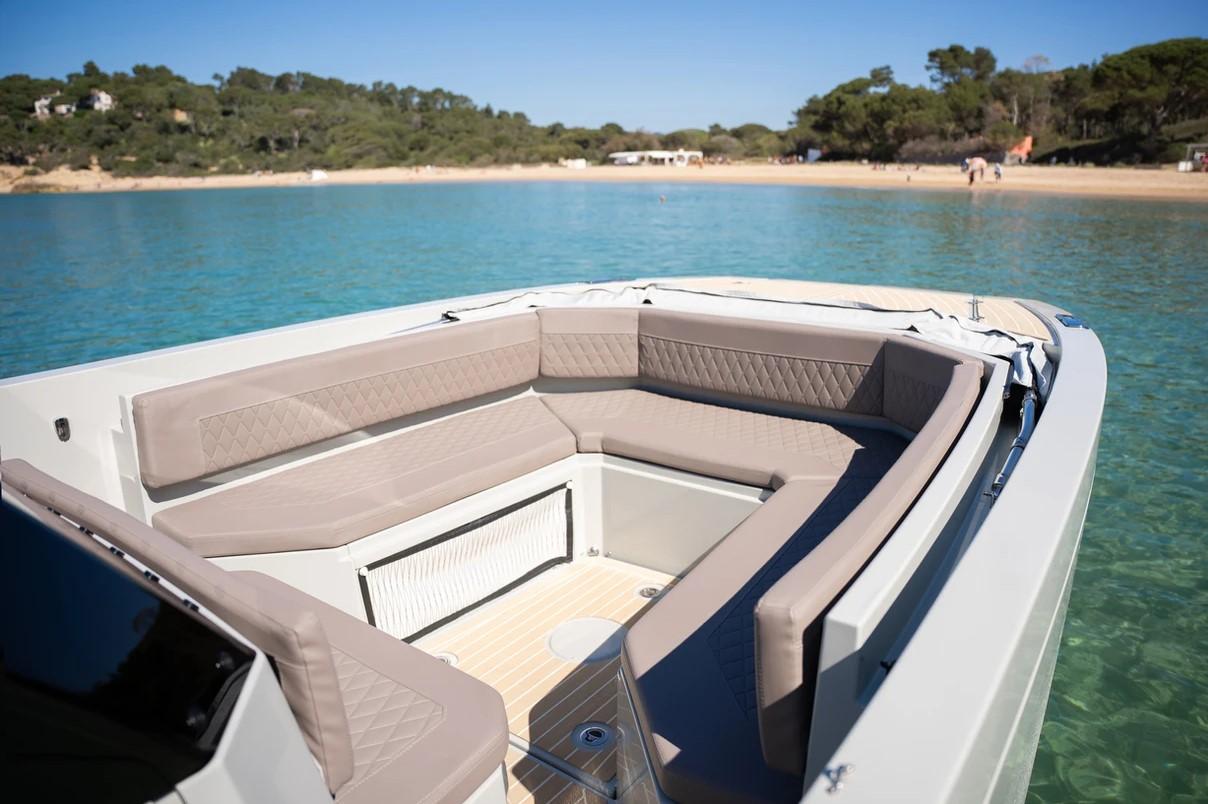 de antonio yachts D23