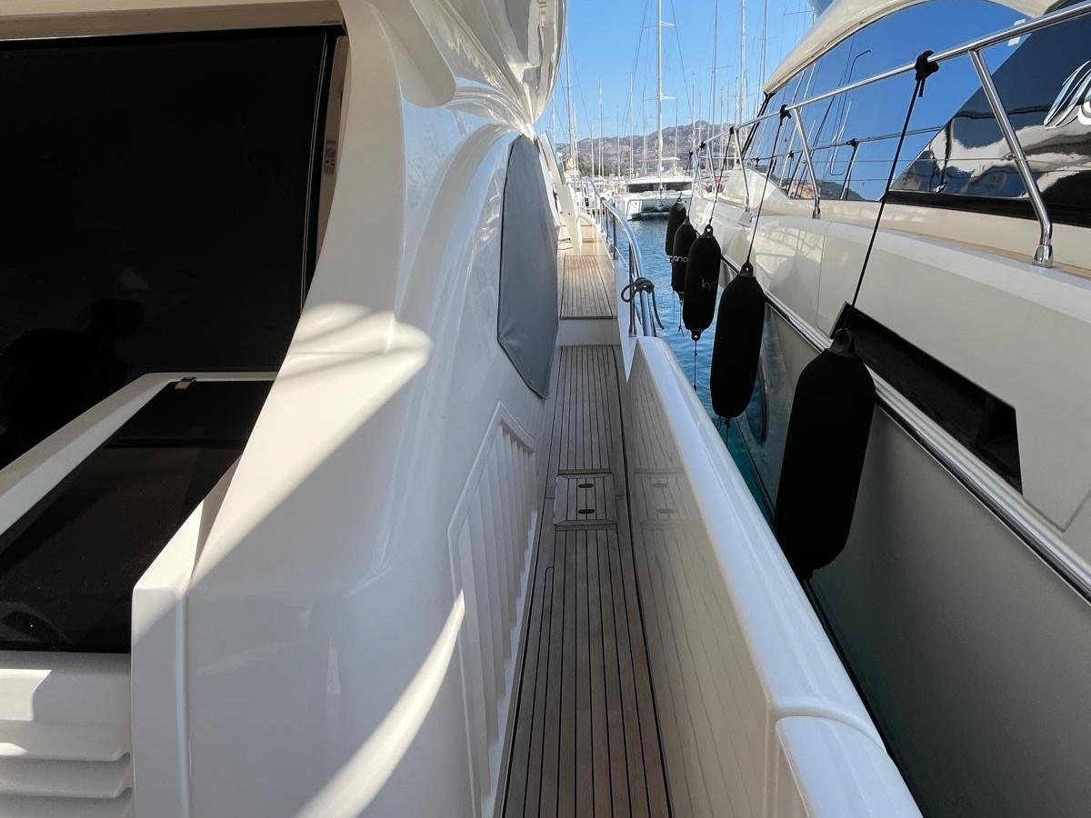 azimut 70 flybridge