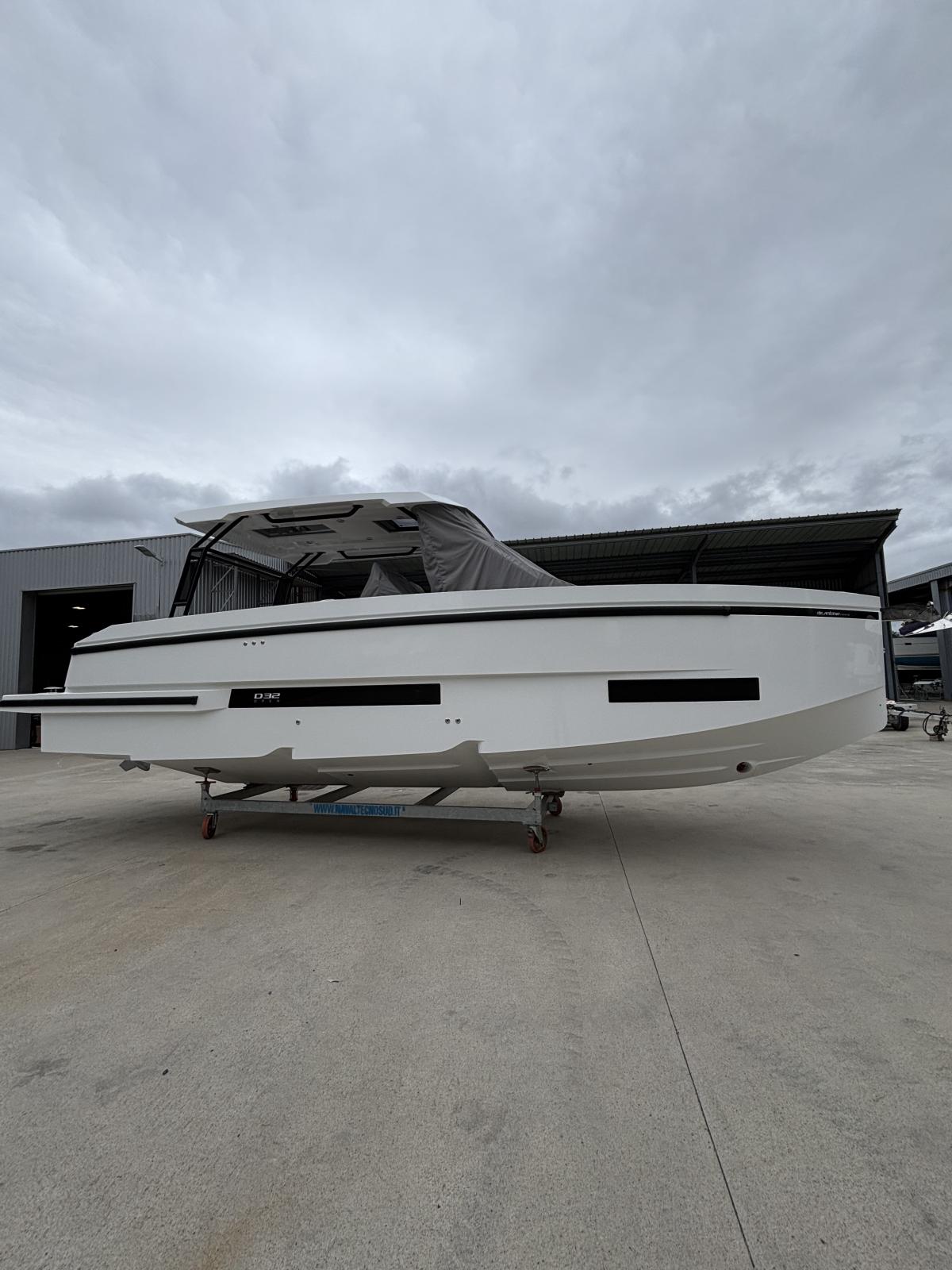 de antonio yachts D32