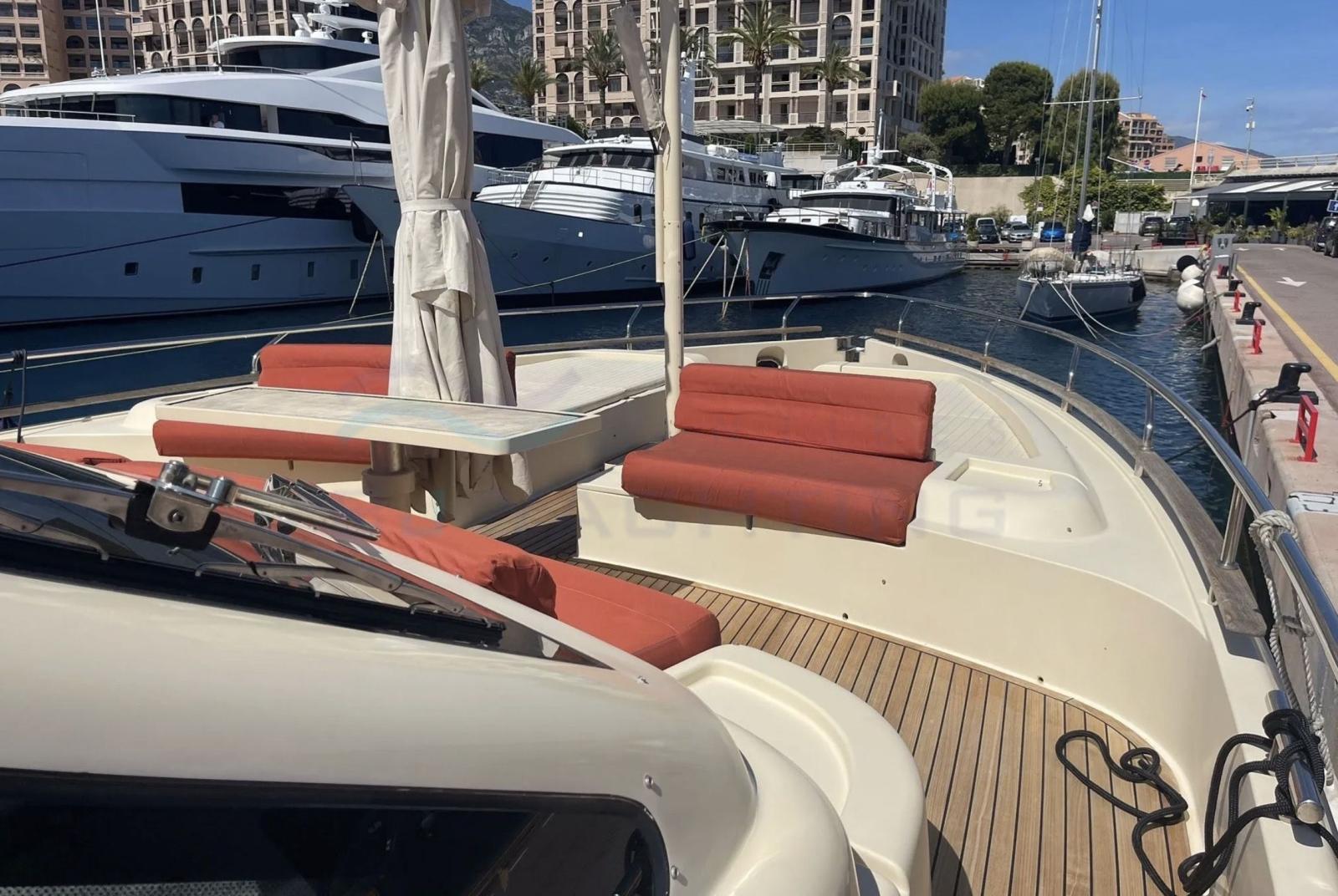 ferretti yachts Altura 690