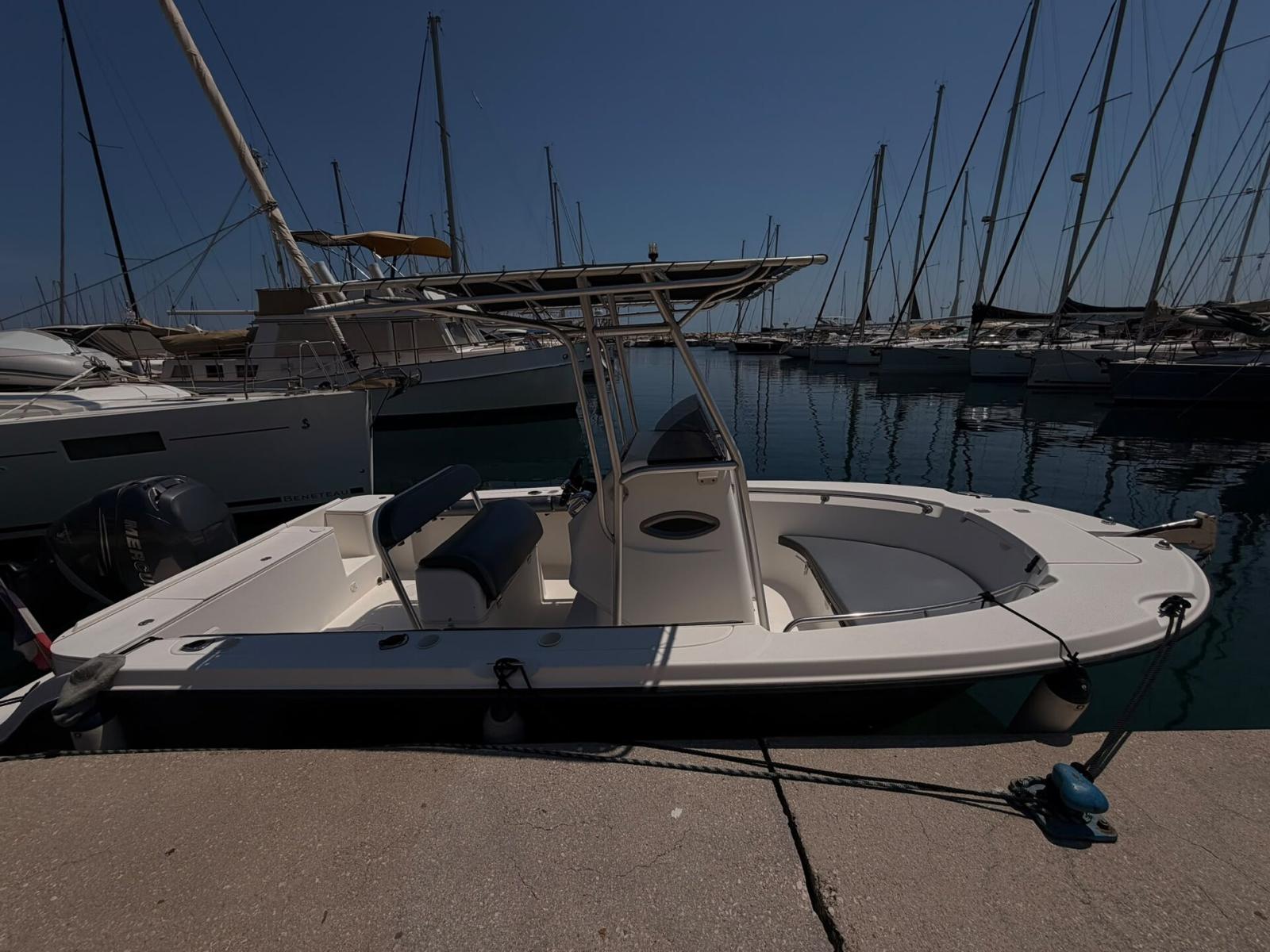 bayliner Trophy 2103 center console