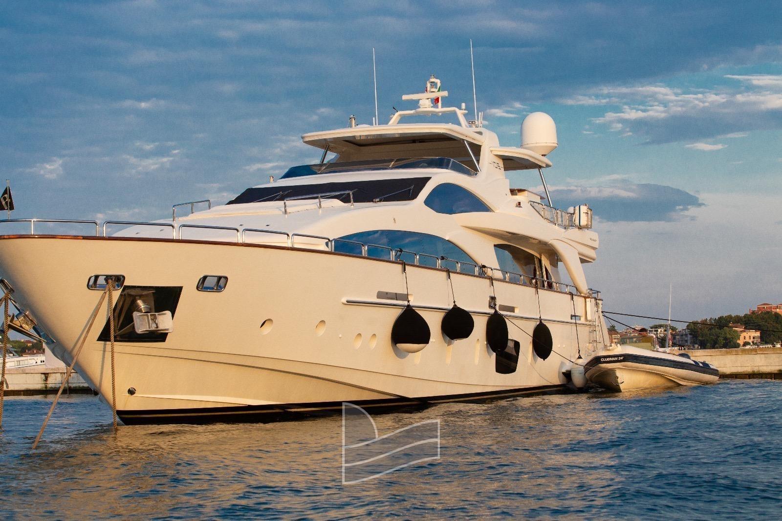azimut 105