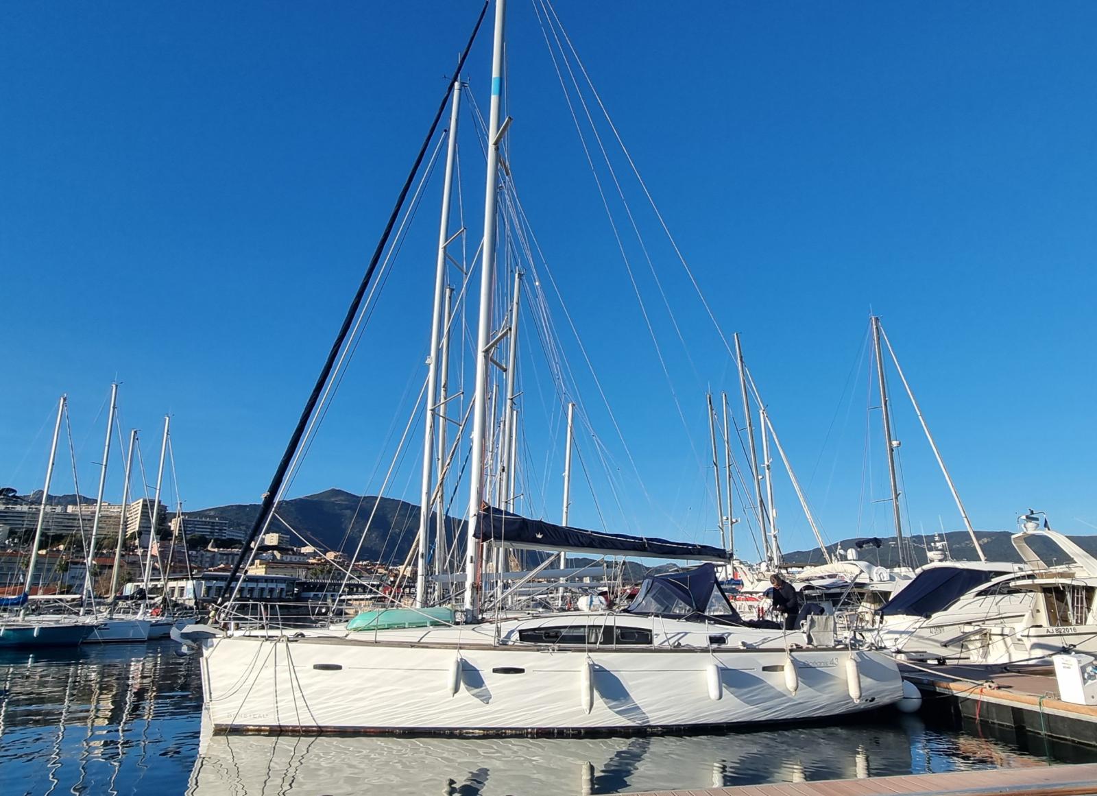 beneteau Oceanis 43