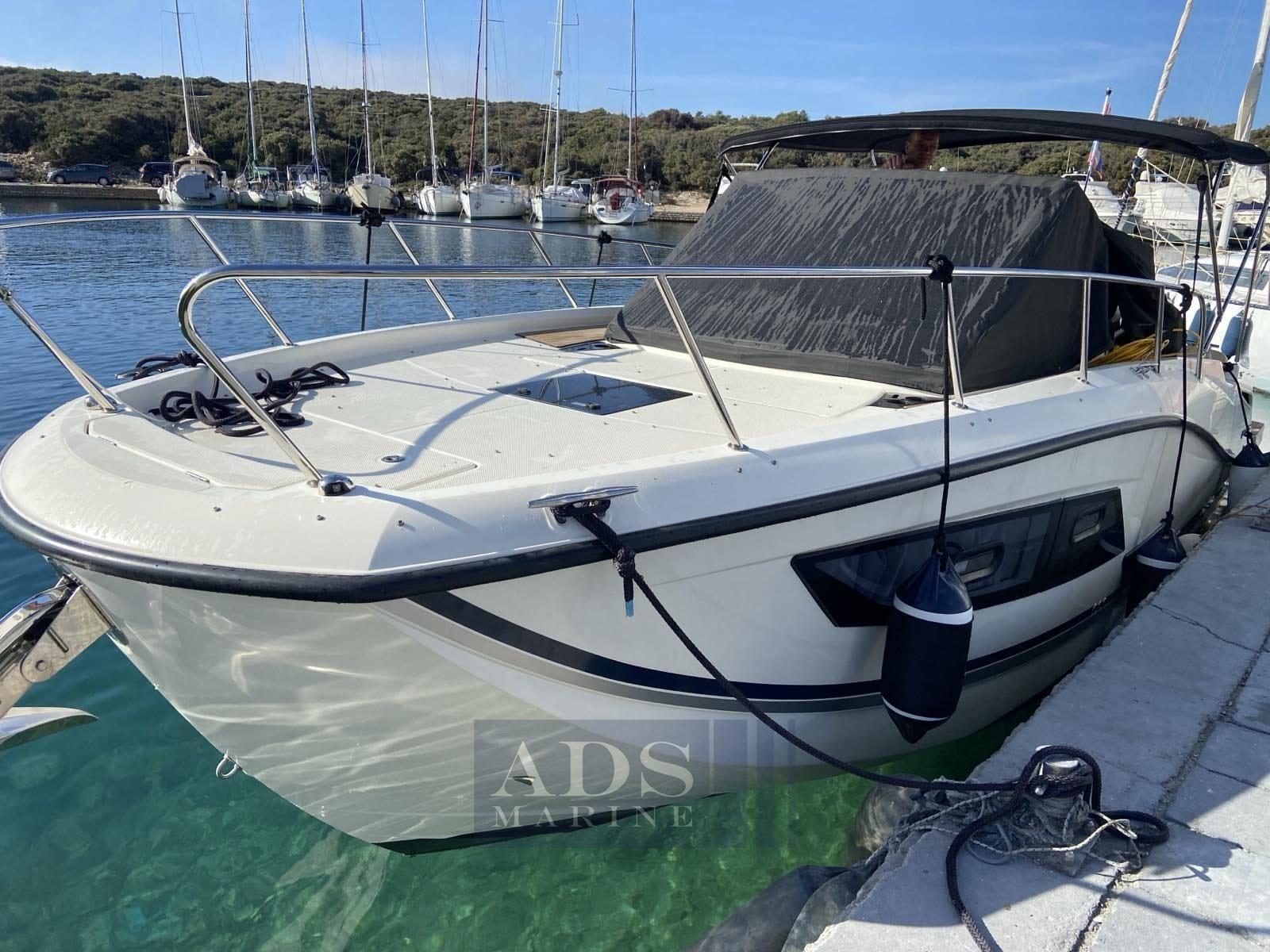 quicksilver Activ 875 sundeck