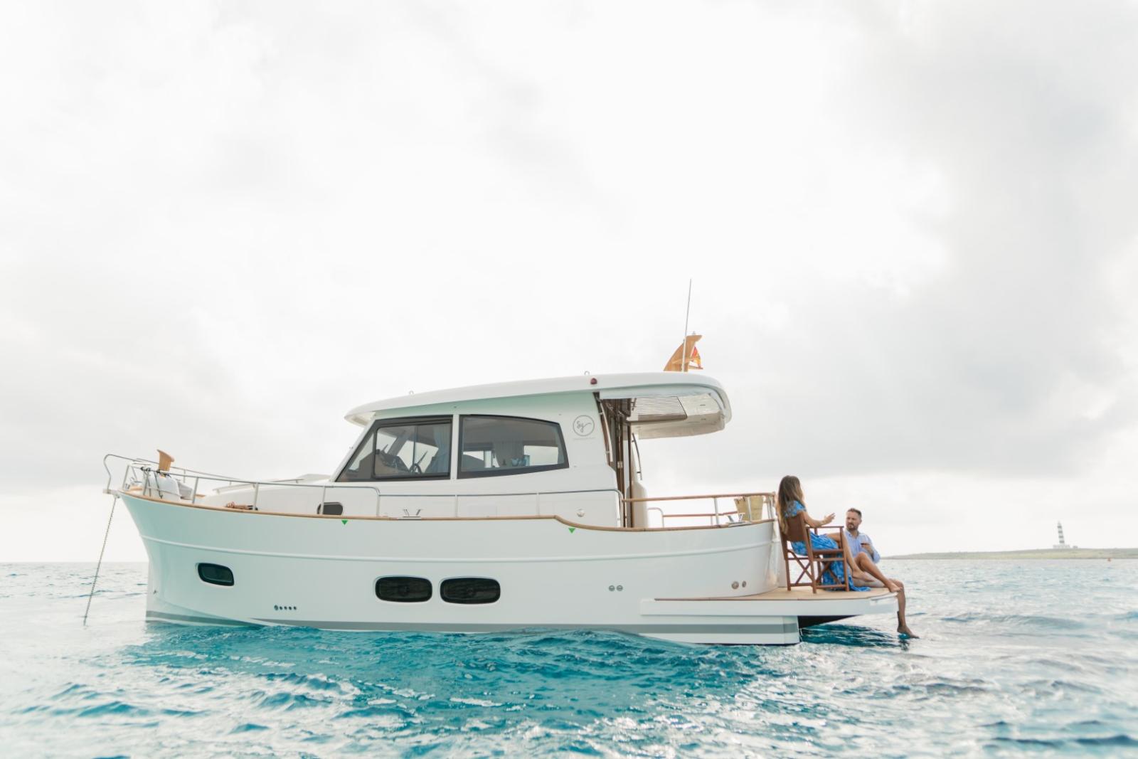 sasga yachts Menorquin 35 hard top