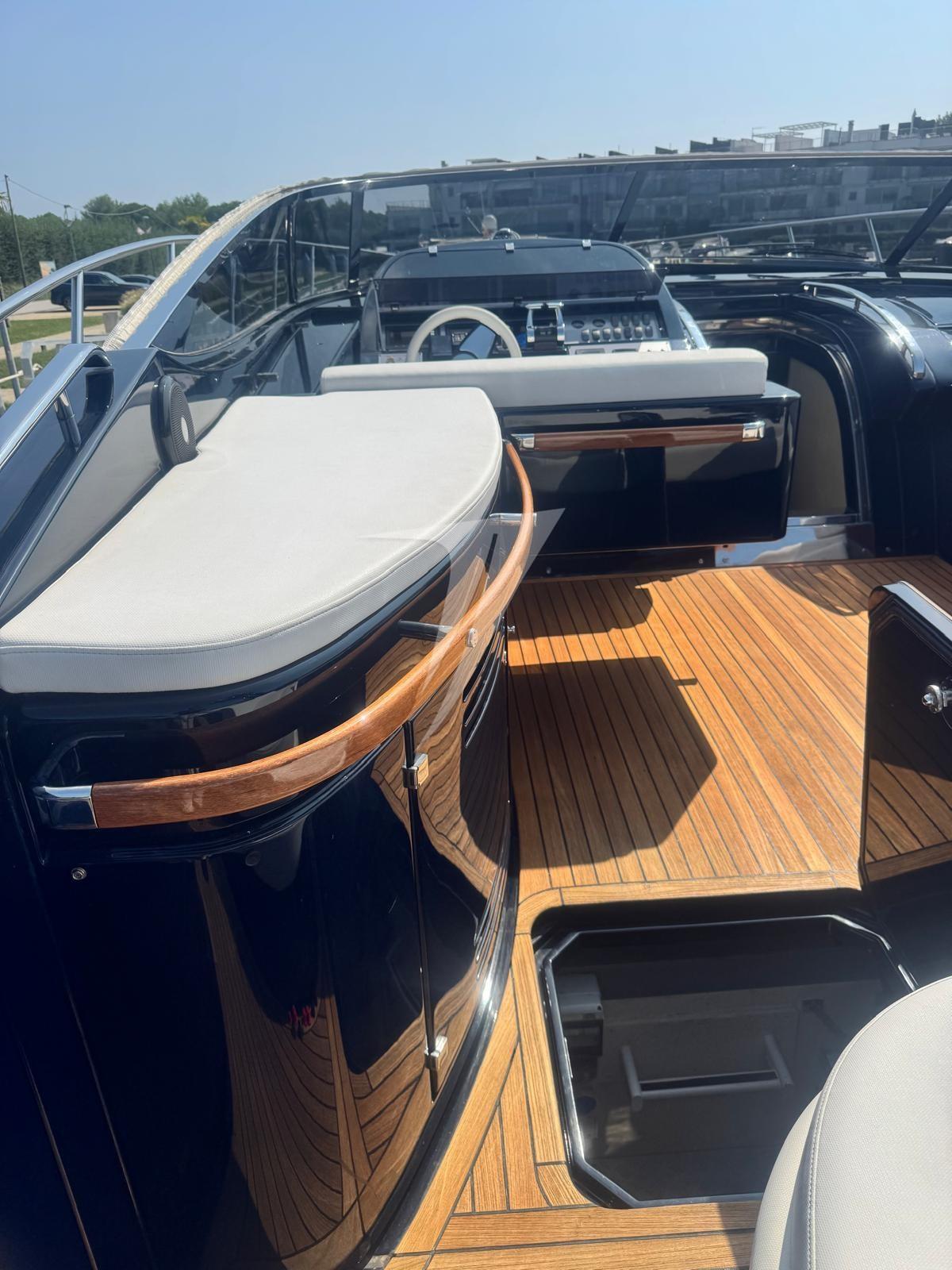 riva 52 rivale
