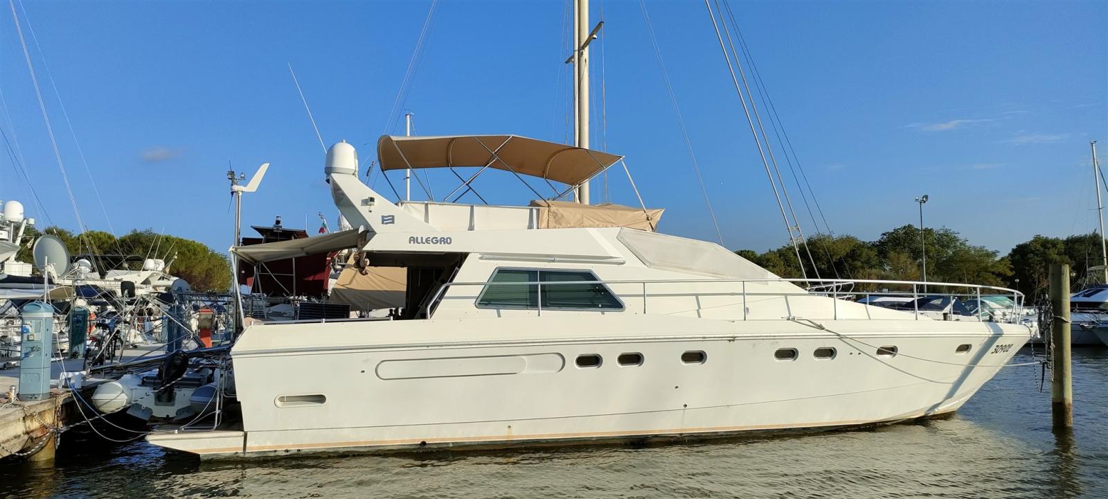 ferretti yachts Altura 52