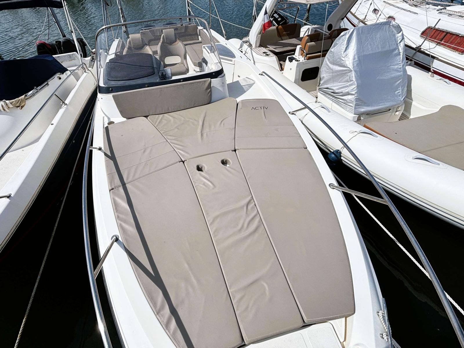 quicksilver Activ 805 sundeck