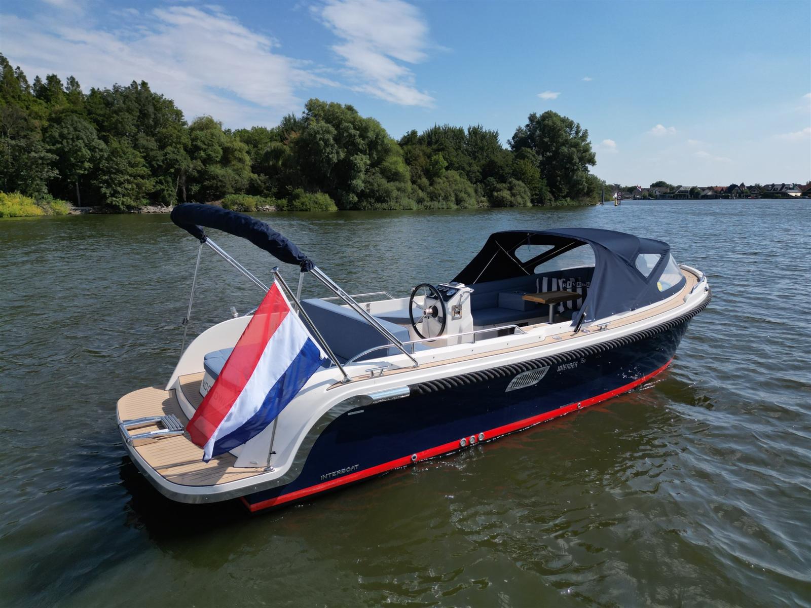 interboat Intender 750 cabin