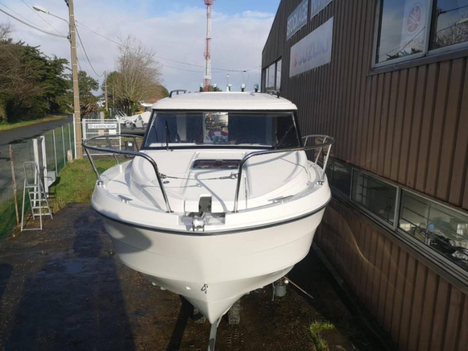 beneteau Antares 8 fishing