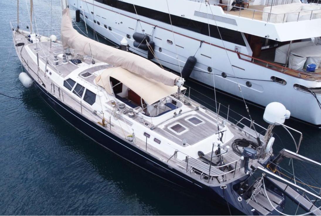 oyster 80 deck saloon