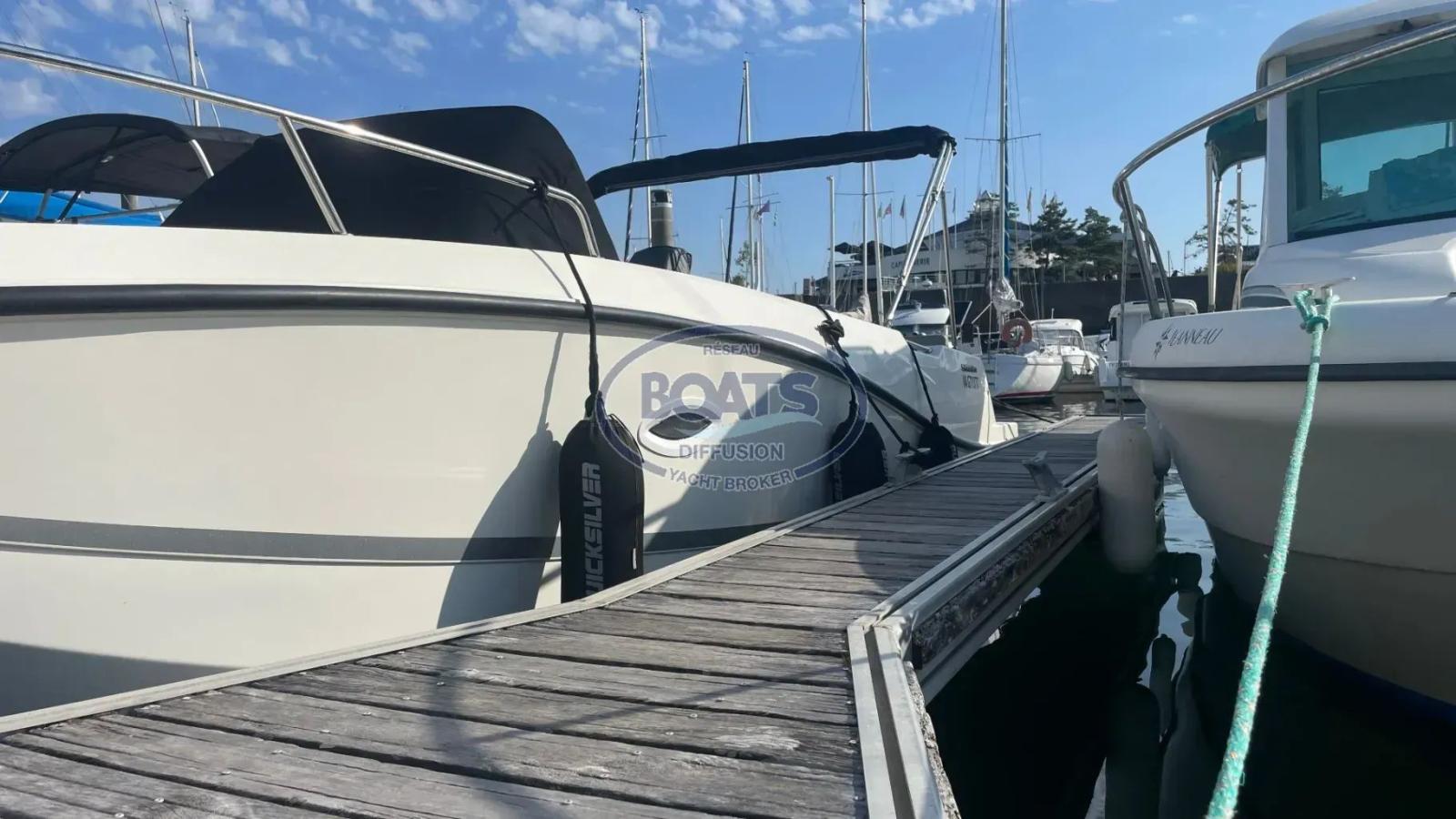 quicksilver Activ 755 sun deck