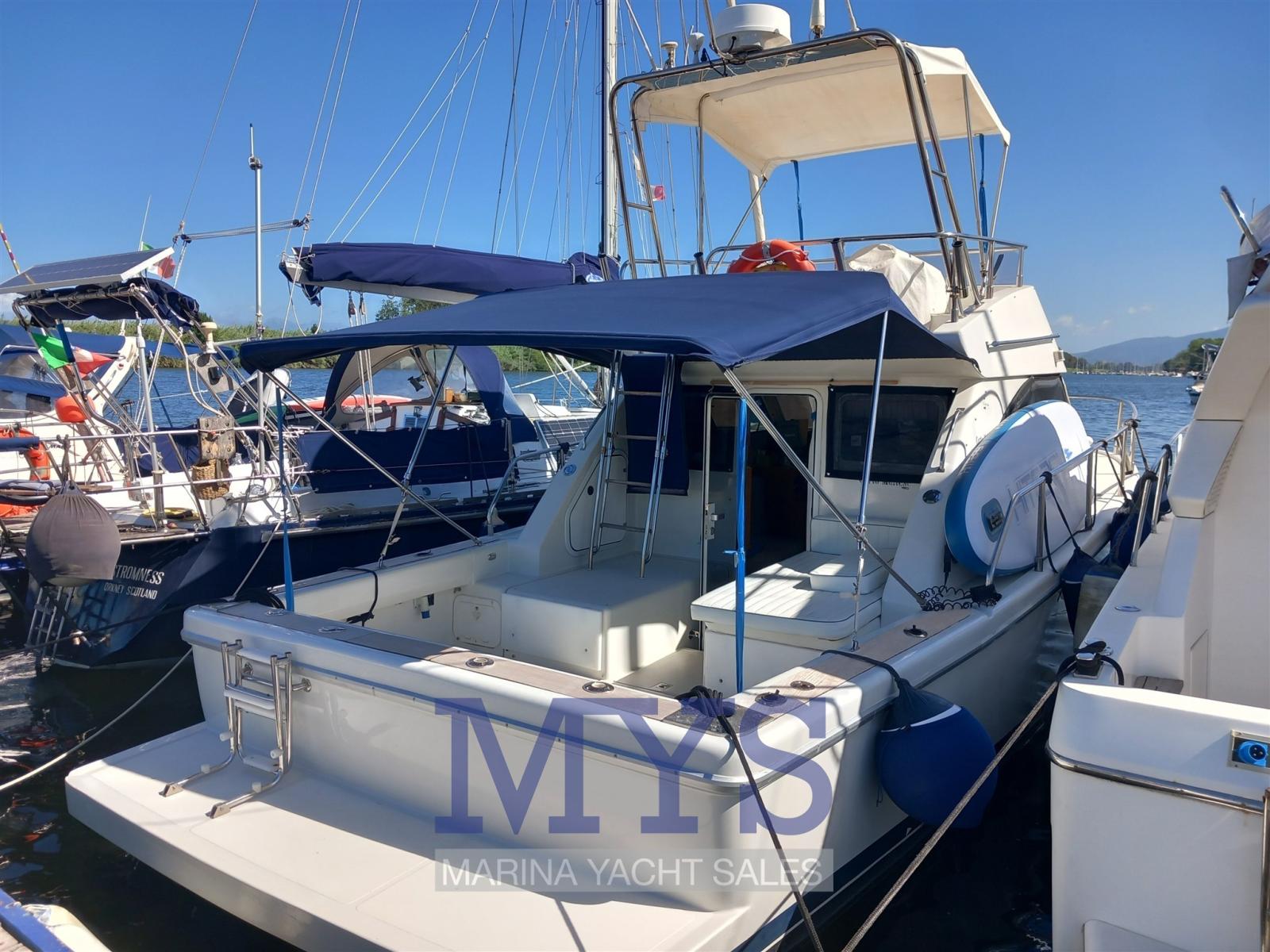 cayman yachts 30 fly