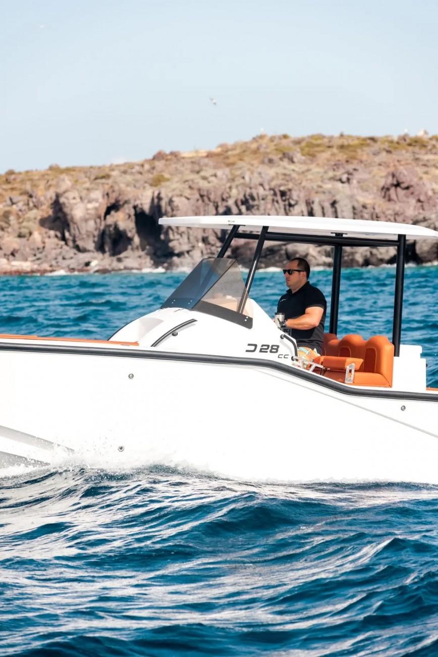 dromeas yachts D28 center console