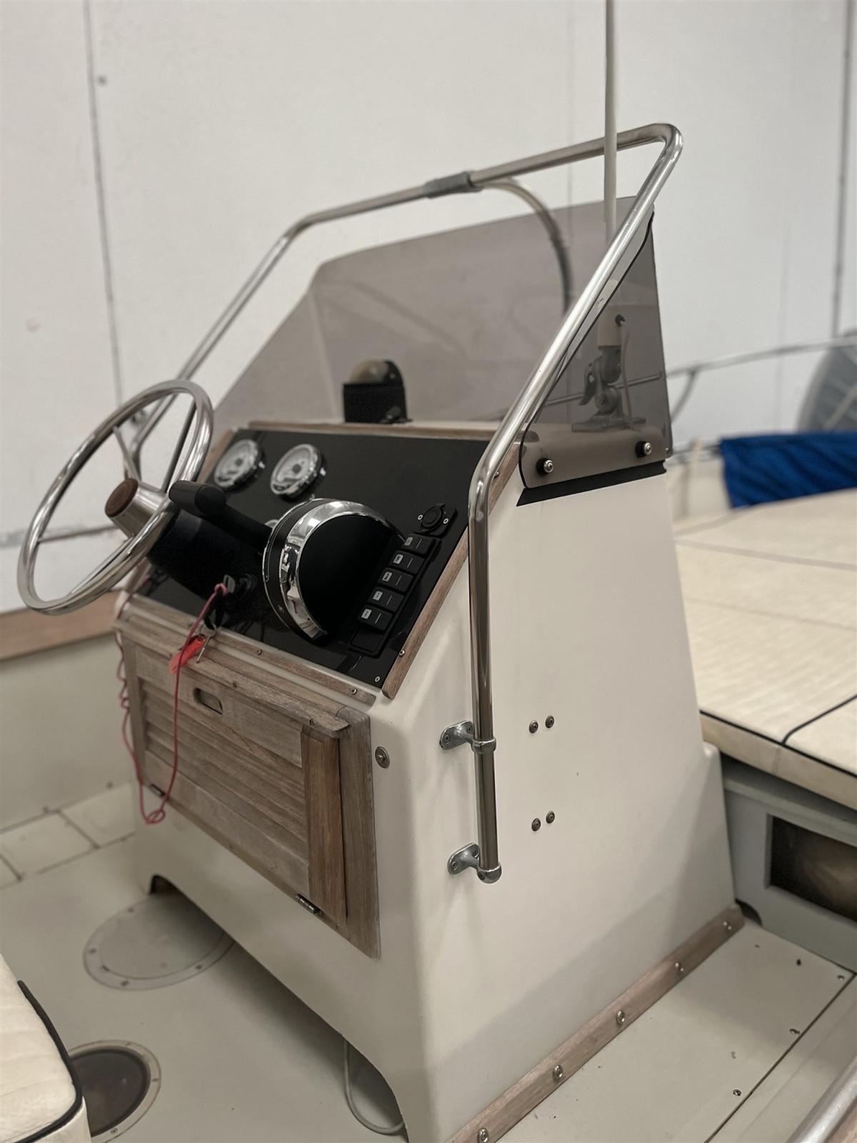 boston whaler Outrage 18