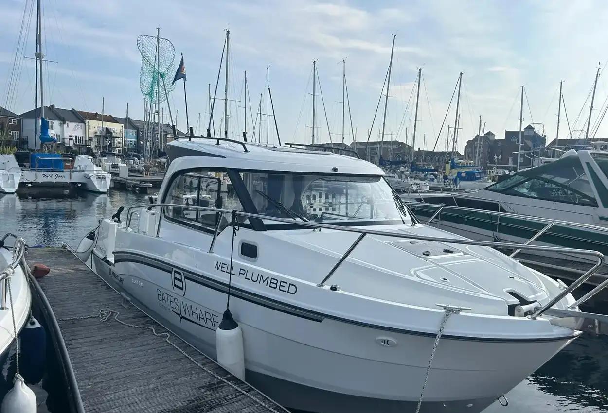 beneteau Antares 8 fishing