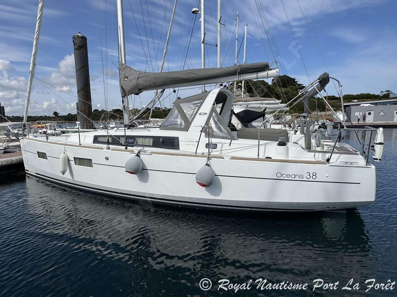 beneteau Oceanis 38