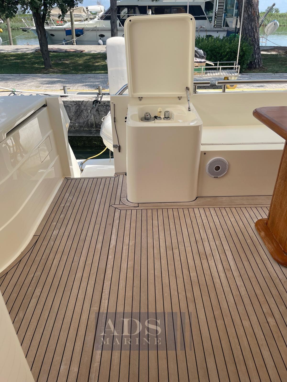 ferretti 681
