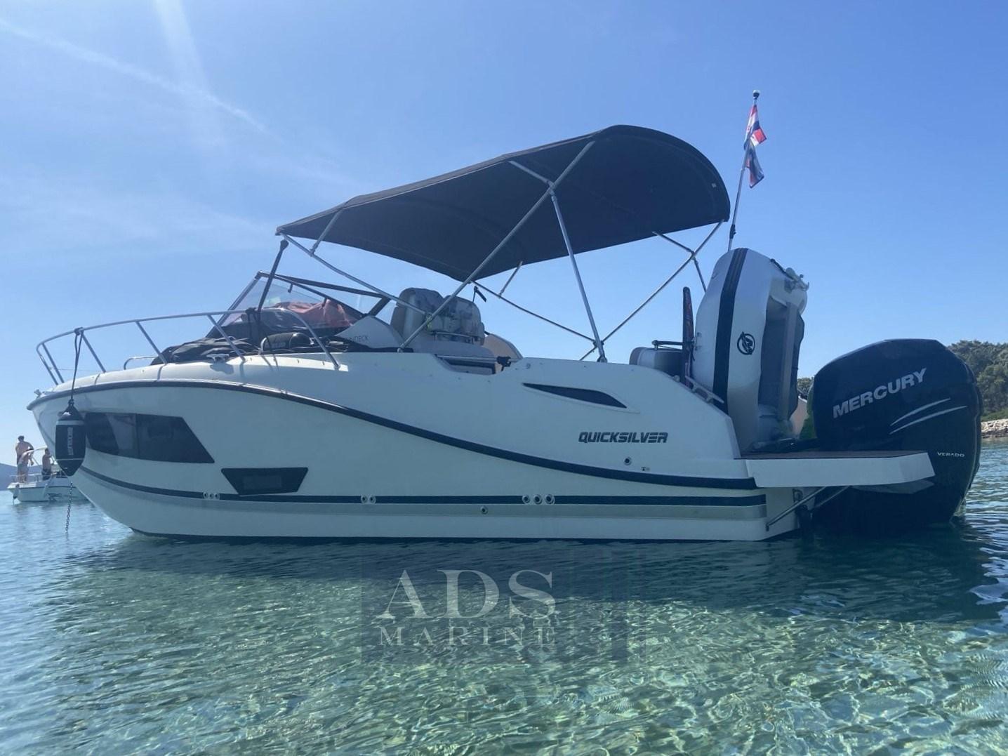 quicksilver Activ 875 sundeck