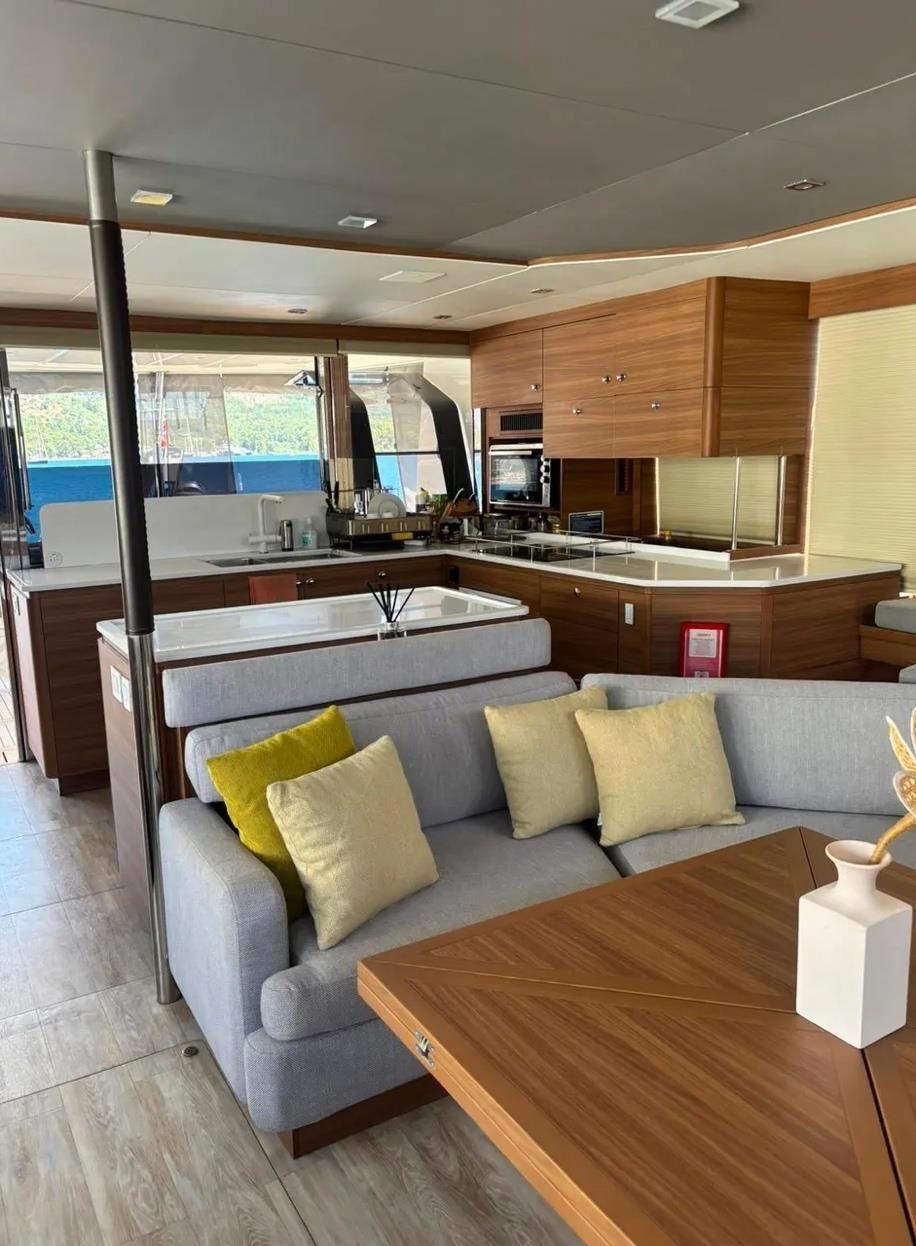 aquila 54 yacht