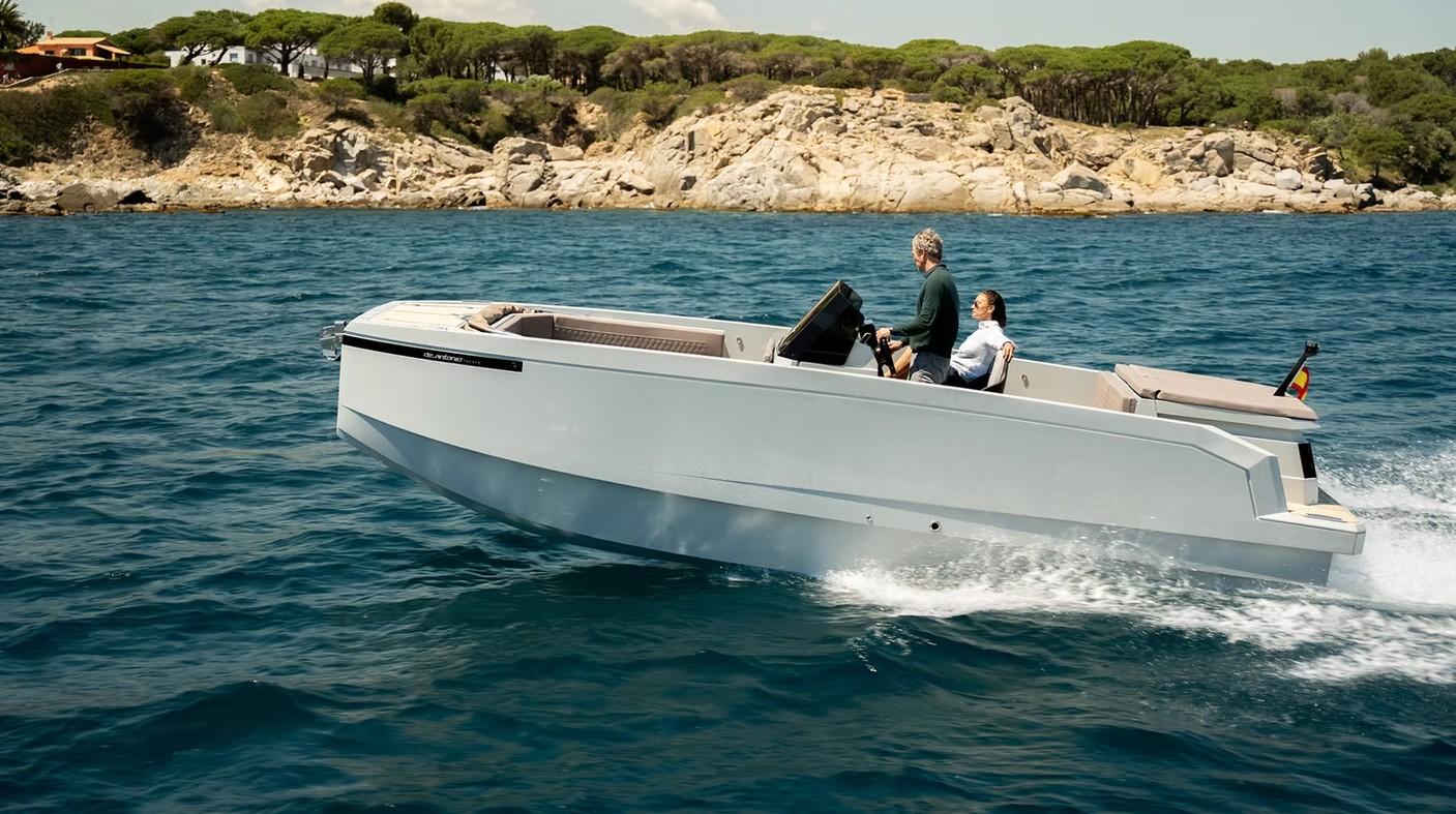 de antonio yachts E23